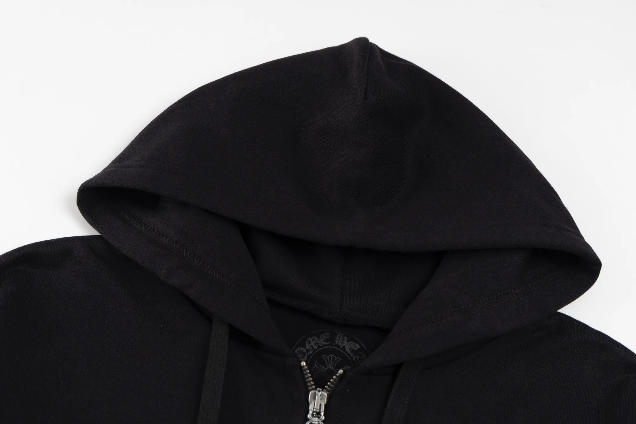 🅿️520 [Exclusive supply] CH Crow Heart New York City Limited Hooded Jacket The fabric is made of high-quality 42-count 380g pure cotton fabric, bringing a comfortable wearing experience. The sweatshirt is designed to be the same for men and women, in classic black color with the brand's iconic elements. The specially customized cross antique silver zipper pull shows the brand's luxurious details, and the zipper is smooth and durable. The imported ink printing process ensures three-dimensional and full patterns and long-lasting colors. As a city-limited element, the horseshoe print shows a unique New York style. The body is exquisitely tailored, and the hood design is practical and fashionable. The cuffs and hem are elasticated to improve warmth and stiffness. yb's customization process ensures that each sweater meets perfect shipping standards, and everything from fabric selection to finished product production is strictly controlled. This sweatshirt not only retains Chrome Hearts' consistent street luxury style, but also incorporates city-limited features. It is a boutique item with both collection value and daily wear. Size:S/M/L